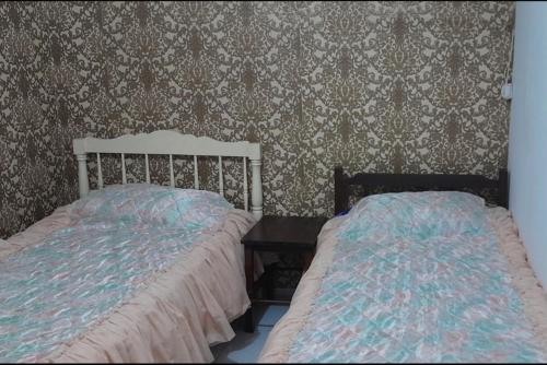 dos camas sentadas una al lado de la otra en un dormitorio en apartaestudio independiente en Manga, Cartagena, en Cartagena de Indias