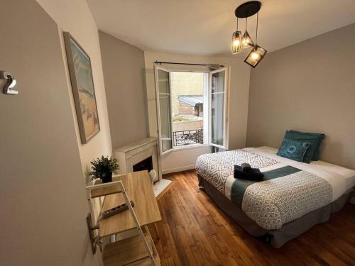 una piccola camera con letto e finestra di MA - Maison 10 min PARIS EXPOS - 9 rooms/12 beds a Malakoff