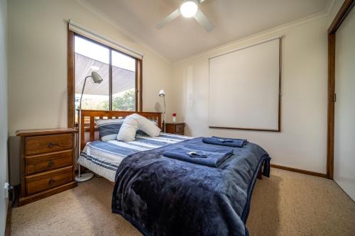 HawkerFlinders Ranges Bed and Breakfast的带床和窗户的卧室