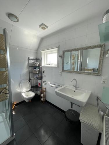 Koupelna v ubytování Familiehuis Dacha op de Slufterweg