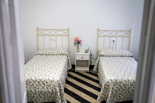 2 Betten nebeneinander in einem Zimmer in der Unterkunft Casa Hacha in Corteconcepción