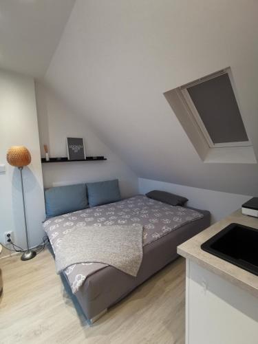 Postel nebo postele na pokoji v ubytování Dachzimmer mit Kochecke und Duschbad, nahe Messe