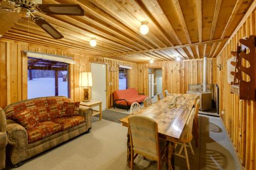 una sala de estar con un sofá y una mesa en Quaint DeBorgia Retreat Black Diamond Guest Ranch, en Henderson