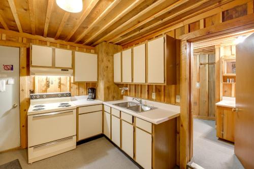 una cocina con fregadero y estufa en Quaint DeBorgia Retreat Black Diamond Guest Ranch, en Henderson