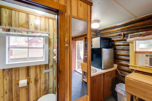 Black Diamond Ranch Cabin on Working Ranch! : مطبخ في منزل صغير مع جدران خشبية