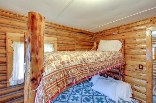 Двухъярусная кровать или двухъярусные кровати в номере Serene Montana Cabin Day Trip to Glacier NP
