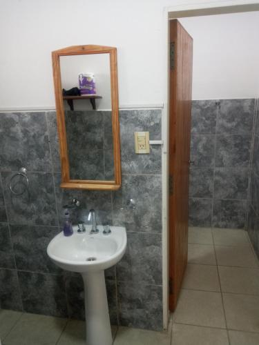 bagno con lavandino e specchio di monoambiente a Jesús María