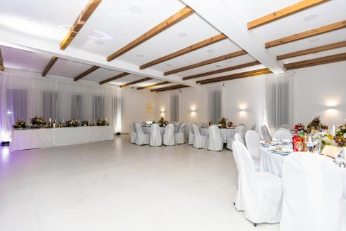 un salón de banquetes con mesas blancas y sillas blancas en MATIN I ANIN STAN, en Staro Petrovo Selo