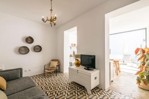 Traditional house: private pool and sunny terrace