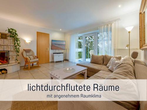 a living room with a couch and a fireplace at Ferienwohnung Lichtinsel - strandnah, ebenerdig, haustierfreundlich, großer Garten, optimal für Familien in Steinberg