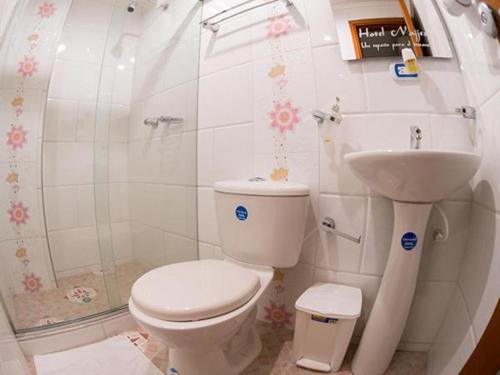 a bathroom with a toilet and a sink and a shower at Apartamento Villa llano in Villavicencio
