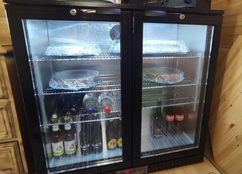 Kühlschrank gefüllt mit vielen Getränken in der Unterkunft Au Verger des Louves 