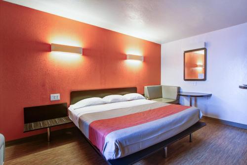 Postel nebo postele na pokoji v ubytování Motel 6-Richfield, OH