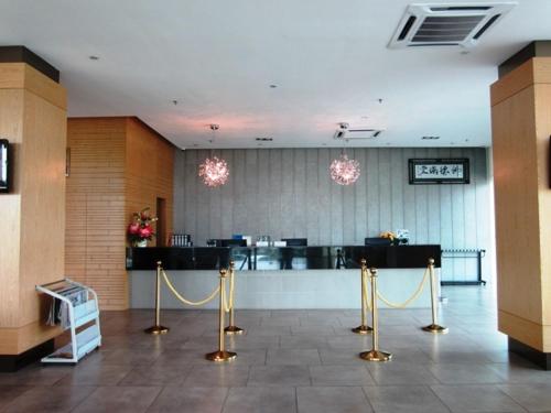 a lobby with a waiting room and a counter at Grand Court Hotel in Teluk Intan