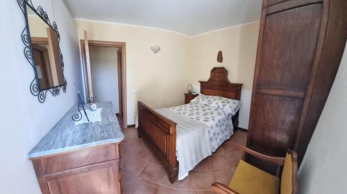 - une chambre avec un lit, une commode et un miroir dans l'établissement Casa Vacanze AL TEATRO, à Diano Castello