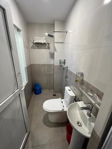La salle de bains est pourvue de toilettes blanches et d'un lavabo. dans l'établissement Hotel prime suite, à Katmandou