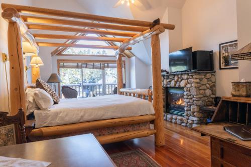 Tempat tidur dalam kamar di Beaujolais Boutique B&B at Thea's House- Adults Only