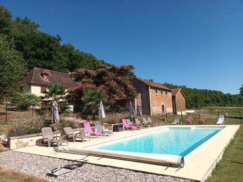 une piscine devant une maison dans l'établissement Le Séchoir des acacias, Gite: Les Falaises, à Saint-Léon-sur-Vézère