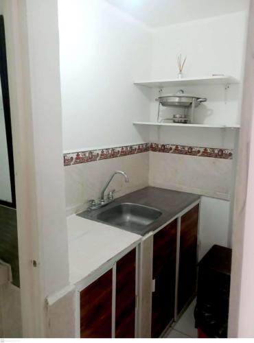 une petite cuisine avec évier et étagère. dans l'établissement Habitación Privada, Br. El Nogal Armenia Quindío, Colombia, à Armenia