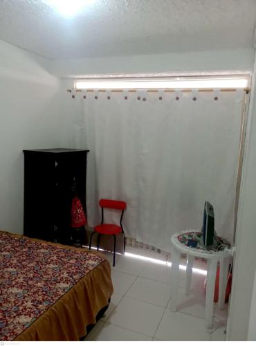 - une chambre avec un lit, une table et une chaise dans l'établissement Habitación Privada, Br. El Nogal Armenia Quindío, Colombia, à Armenia