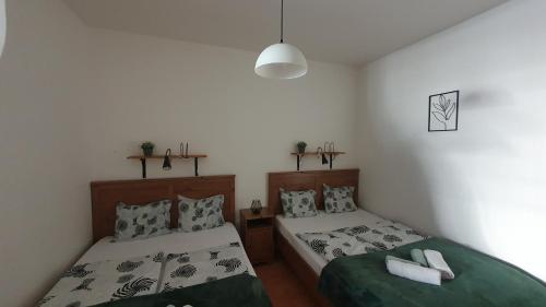 sypialnia z 2 łóżkami i lampką w obiekcie KF Apartment Donovaly w mieście Donovaly