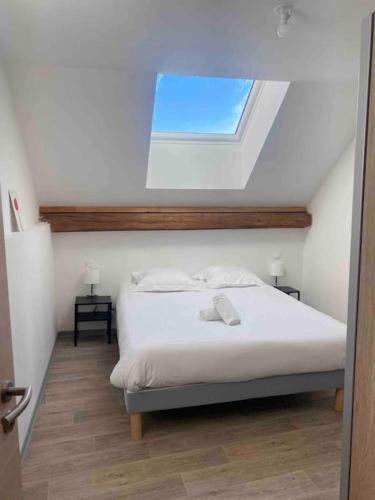 - une chambre avec un lit et une fenêtre au plafond dans l'établissement Le cocon du «Katzelberg» à 10mn de Colmar, à Katzenthal