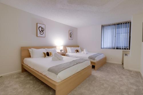 A bed or beds in a room at Quiet Apt with Excellent Amenities @Crystal City