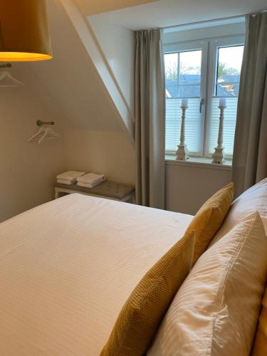 una camera con letto e finestra di De Bakkerij a Deurningen