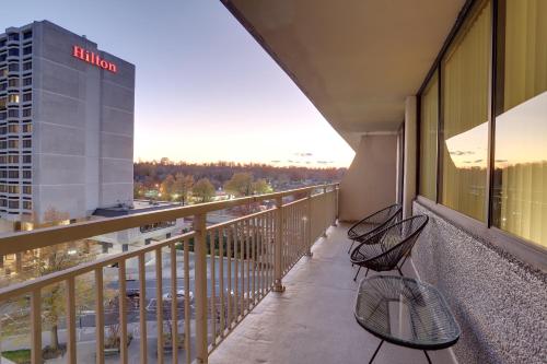 A balcony or terrace at Quiet Apt with Excellent Amenities @Crystal City