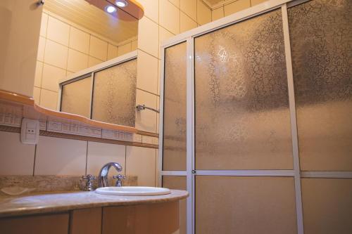 a bathroom with a shower and a sink at Sítio Vale dos Vinhedos in Bento Gonçalves