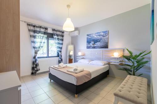 Ένα ή περισσότερα κρεβάτια σε δωμάτιο στο Crystal Waves Villa