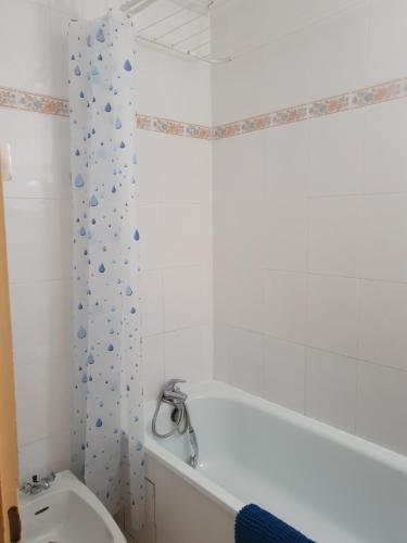 une salle de bain avec une baignoire blanche et des toilettes dans l'établissement 2 pièces 43m2 au Balcon de Villard Les Arolles, à Villard-de-Lans