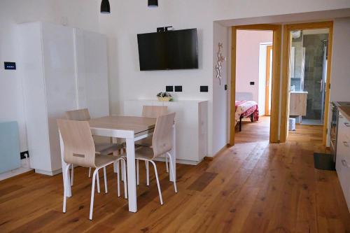 a kitchen and dining room with a table and chairs at Bilocale vista lago in Auronzo di Cadore