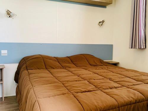 ein großes Bett in einem Zimmer mit zwei Lichtern an der Wand in der Unterkunft Gîte Bures, 3 pièces, 4 personnes - FR-1-584-305 in Bures