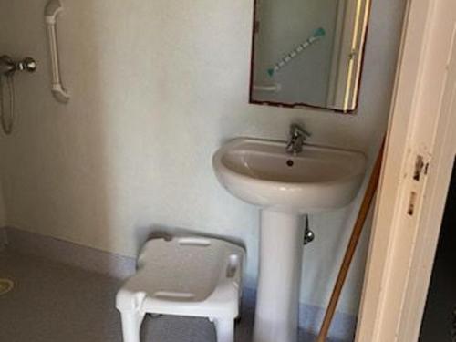 ein Bad mit einem Waschbecken und einem WC in der Unterkunft Gîte Bures, 1 pièce, 4 personnes - FR-1-584-311 in Bures