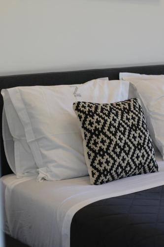 Ένα ή περισσότερα κρεβάτια σε δωμάτιο στο Zambujal Suites
