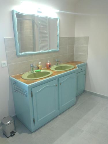 Un baño con dos lavabos y un espejo. en Le Tilleul 9 personnes 5 Chambres 6 lits 15 min du Futuroscope, en Yversay