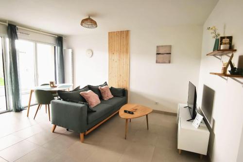 un salon avec un canapé et une table dans l'établissement Cocoon with terrace at 2 steps from the sea, à La Baule