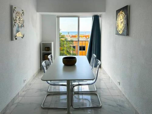 einen Tisch und Stühle in einem Zimmer mit Fenster in der Unterkunft La Casita de Bonnie in La Tejita