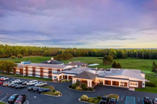 カントンにあるBest Western University Innの駐車場付きホテルの空中ビュー