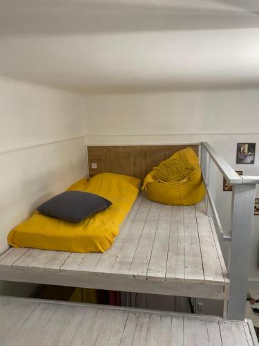 ブダペストにあるPaprika Palaceのベッド1台(黄色い枕2つ付)