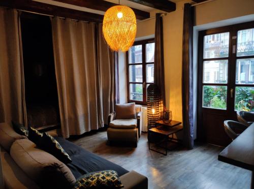 - un salon avec un canapé et un lustre dans l'établissement la terrasse Desaix, à Strasbourg