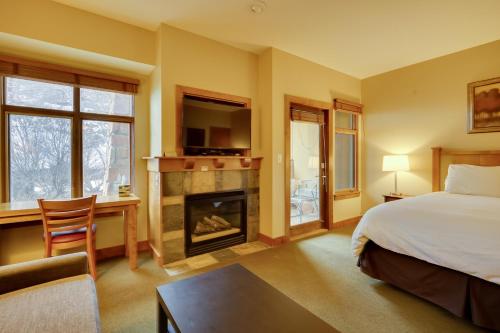 een slaapkamer met een bed en een open haard bij Ski-InandSki-Out Park City Studio with Pool Access! in Park City