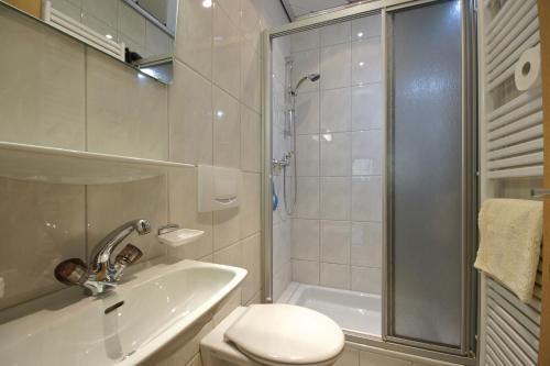 ein Bad mit einer Dusche, einem WC und einem Waschbecken in der Unterkunft Sportalm Apartments in Leutasch