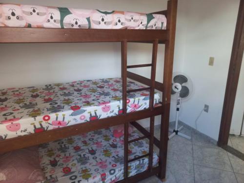 twee stapelbedden met hallo kattenbeddengoed in een slaapkamer bij Apartamento em Cabo Frio com Wi-fi in Cabo Frio