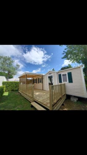 un mobil-home avec un porche et une terrasse dans l'établissement Charmant Mobil home 6 places, à Carnac