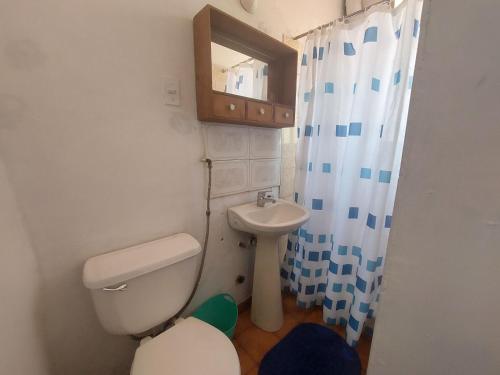 a small bathroom with a toilet and a sink at Casa Grande En Recreo in Viña del Mar