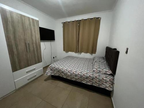 ein kleines Schlafzimmer mit einem Bett und einer Kommode darin in der Unterkunft ap centro campinas in Campinas