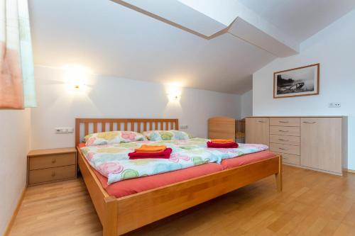 um quarto com uma cama e uma cómoda em Ferienwohnungen am Biobauernhof Lahner em Bramberg am Wildkogel