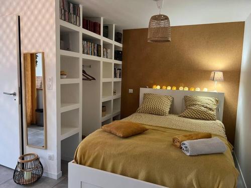 une chambre avec un grand lit dans une pièce dans l'établissement Studio proche Ajaccio, à Ocana